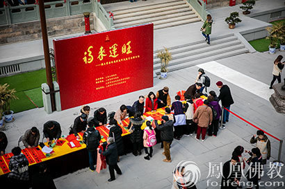 20位上海书法家玉佛禅寺现场挥毫 为市民题写春联